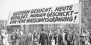 "Gestern gesucht, heute geduldet, morgen geschickt - eine feine Wirtschaftsordnung!" - 1. Mai-Umzug, Münsterbrücke Zürich, 1976