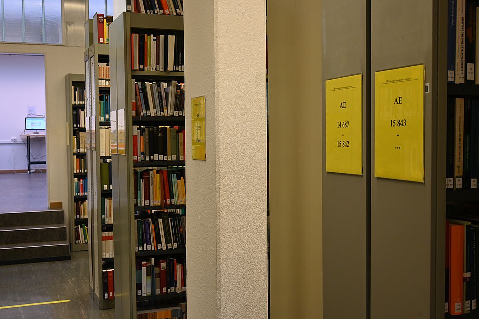 Connected to the reading room by a staircase is the room for "Modern and Recent History" with the current shelf numbers AE and AEo.