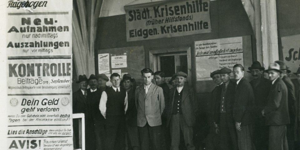Anmeldung für die Krisenhilfe: Städtische Krisenhilfe Zürich, Wartehalle im Helmhaus, 1936, Schweizerisches Sozialarchiv, F 5008-Fb-032