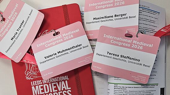 Notizbuch und Namensschilder der Teilnehmerinnen