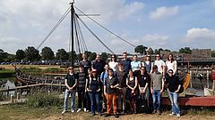 Exkursionsgruppe vor dem rekonstruierten Sea Stallion, Photographie Maximiliane Berger