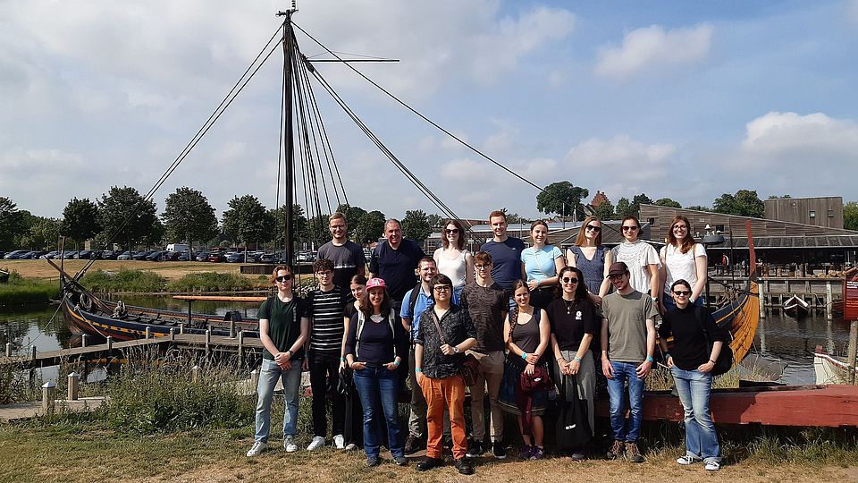 Exkursionsgruppe vor dem rekonstruierten Sea Stallion, Photographie Maximiliane Berger