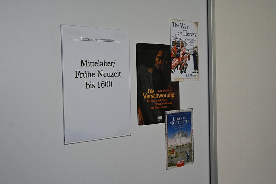 Via Aufenthaltsraum kommt man ebenfalls in den Bibliotheksraum "Geschichte Mittelalter/Frühe Neuzeit" mit der laufenden Signatur AD.