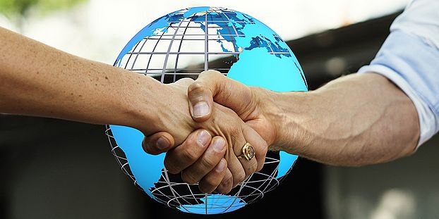 Pixabay hands-3331229 Abkommen CEU