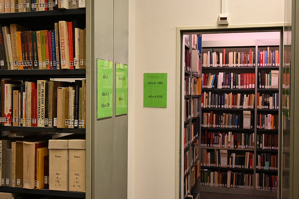 AEo includes literature on the history of Eastern Europe and is organized geographically. Hidden behind the shelves of the shelf number AEo 6 are two toilets.